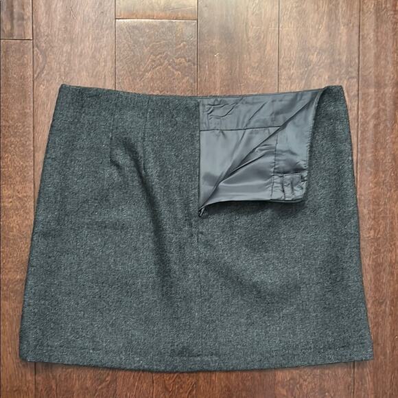 Willi Smith Wool Blend Gray Mini Skirt with Faux Slash Pockets, Size 6 - Picture 6 of 9